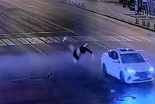 В центре Екатеринбурга пешеход попал под колеса машины, переходя дорогу на красный сигнал светофора В центре Екатеринбурга пешеход попал под колеса машины, переходя дорогу на красный сигнал светофора
