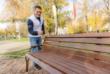 Общественники благоустроили аллею в Екатеринбурге, установив скамейки из переработанного пластика