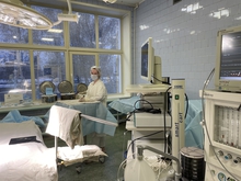 ​​​Свердловские хирурги провели редкую гибридную операцию по удалению камней из желчного протока
