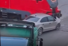 В Екатеринбурге иномарка выехала на железнодорожный переезд и врезалась в электричку