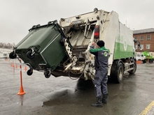 В Екатеринбурге выбрали лучших водителей мусоровозов