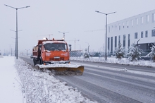 Службы благоустройства Екатеринбурга усиленно убирают снежную кашу с улиц и тротуаров города