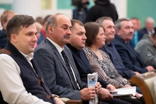 ​​​Лучшим аграриям Свердловской области вручили благодарственные письма и спецтехнику