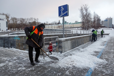 ​​​На борьбу с последствиями ледяного дождя в Екатеринбурге вышли 406 рабочих