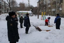 В Кировском районе Екатеринбурга приставы демонтировали небезопасные детские горки и качели