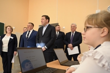 Евгений Куйвашев оценил новое здание школы, построенное в отдаленном селе Свердловской области