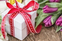 На букеты и подарки к 8 Марта екатеринбуржцы в этом году потратят в среднем 7700 рублей