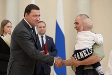 Евгений Куйвашев вручил госнаграды многодетным уральцам