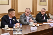 Вице-губернатор Свердловской области Олег Чемезов провел встречу с Героями России