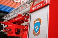 Спасатели МЧС ликвидируют возгорание в здании автосервиса в Екатеринбурге