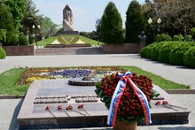 Делегация Свердловской области почтила память павших воинов Великой Отечественной войны в Ташкенте