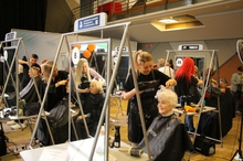 В Екатеринбурге более 200 ветеранов перед Днем Победы посетили салон красоты