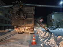 В свердловском поселке грузовик повредил теплотрассу