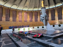 Делегация Свердловской области везет в Ирбит лампаду с пламенем Победы, зажженную от Вечного огня на Мамаевом кургане