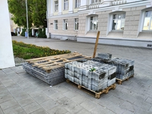 Точечный ремонт плитки начался в Историческом сквере в центре Екатеринбурга