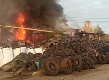 В связи с крупным пожаром на улице Коммунистической в Екатеринбурге Роспотребнадзор проверит качество воздуха