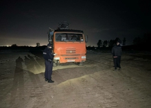 На «закрытой» свалке рядом с аэропортом Кольцово экологи из команды депутата Вихарева снова поймали грузовики с мусором