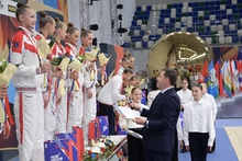 Евгений Куйвашев вручил медали Кубка России по художественной гимнастике уральским, омским и московским спортсменкам