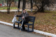 В парке 23-й больницы Екатеринбурга депутат Алексей Вихарев установил скамейки
