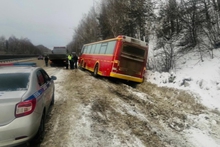 В Екатеринбурге частный пассажирский автобус вылетел на обочину
