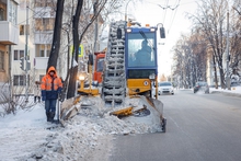 Для уборки снега на улицы Екатеринбурга вышли 367 человек и 188 машин