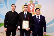 Министр спорта Свердловской области наградил лучшего каратиста планеты