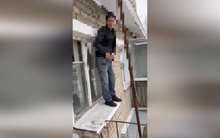 Екатеринбуржец спрятался от судебных приставов на соседнем балконе
