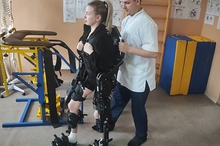 Свердловчанка с редким синдромом Гийена-Барре вновь начинает ходить благодаря экзоскелету и реабилитации