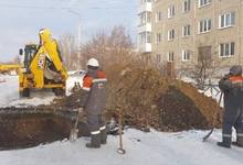 Специалисты Первоуральских тепловых сетей оперативно устраняют повреждение магистрального трубопровода