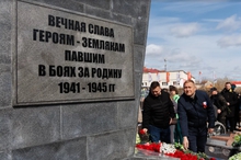 На Широкой Речке в Екатеринбурге зажгли Огонь памяти, который доставили из Волгограда