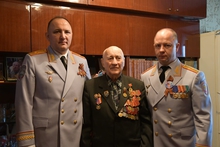 Руководство свердловского главка МВД и юридического института поздравили ветерана ВОВ