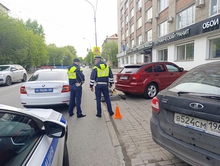В Екатеринбурге самокатчик врезался в иномарку и погиб на месте