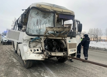 В Первоуральске грузовик столкнулся с пассажирским автобусом