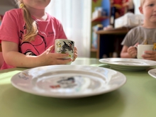 Благотворительный фонд «Синара» передал 56 детским садам комплекты посуды