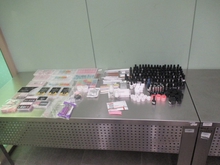 В аэропорту Кольцово таможенники обнаружили у пассажирки из Пекина 8 килограмм маникюрных принадлежностей В аэропорту Кольцово таможенники обнаружили у пассажирки из Пекина 8 килограмм маникюрных принадлежностей