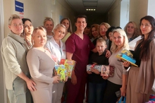 Участницы конкурсов на звание главных мам сделали подарок отделению детской кардиохирургии СОКБ №1