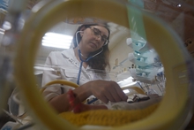 Медики Екатеринбургского клинического перинатального центра в 2025 году выходили более 1,2 тысячи недоношенных малышей