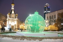 В центре Екатеринбурга появился многометровый мультимедийный новогодний шар В центре Екатеринбурга появился многометровый мультимедийный новогодний шар