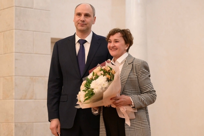 Денис Паслер вручил награды выдающимся уральским журналистам ко Дню российской печати