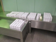 Кольцовские таможенники не пропустили коммерческую партию свадебной посуды