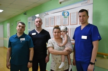 Свердловские врачи спасли жизнь двухлетней малышке, которая провалилась в просвет между стойками перил