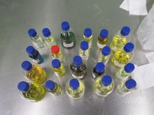 Кольцовские таможенники остановили пассажира с двумя литрами пробников духов Кольцовские таможенники остановили пассажира с двумя литрами пробников духов