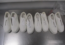 В аэропорту Кольцово таможенники остановили пассажира с чемоданом кроссовок