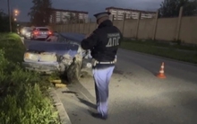 В Екатеринбурге 18-летний водитель без прав влетел в столб освещения