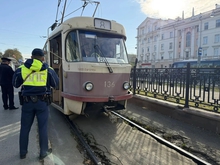 В Екатеринбурге девушке резко стало плохо и она упала на трамвайные пути