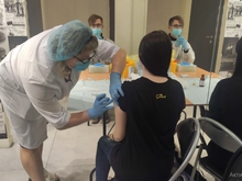 Новые мобильные пункты бесплатной вакцинации открываются в торговых центрах Среднего Урала