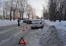 В Екатеринбурге ребенка, переходившего дорогу в неположенном месте, сбила машина
