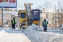 На расчистку снега в Екатеринбурге вышло 350 рабочих и более 150 машин